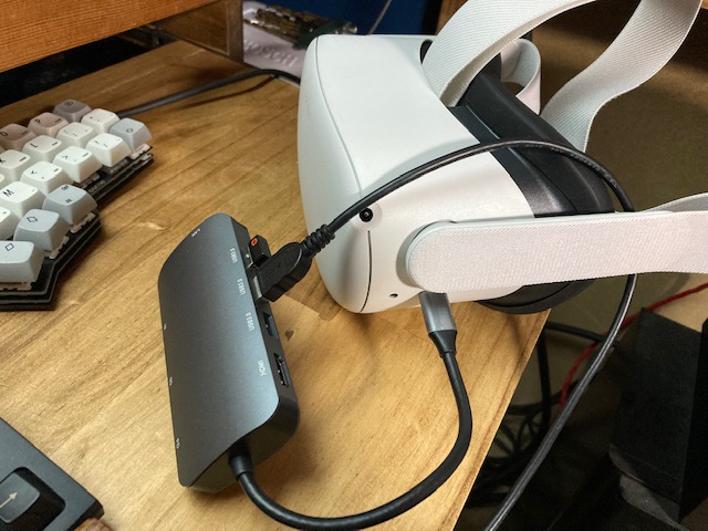 Quest2にハブを介してマウスのレシーバーと有線キーボードを繋いだところ